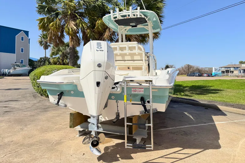 Slide: The Image of Boston Whaler 220 Dauntless 2025 - 20