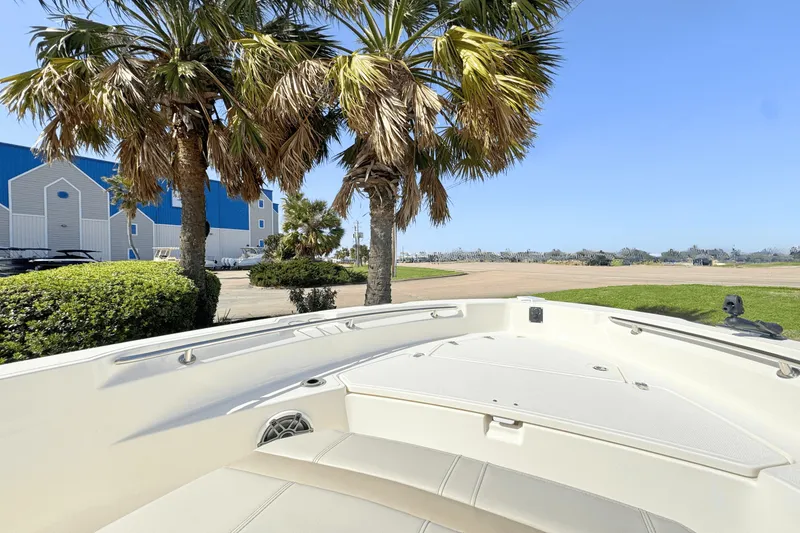 Slide: The Image of Boston Whaler 220 Dauntless 2025 - 6