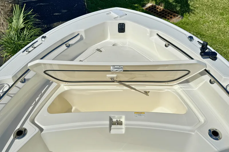 Slide: The Image of Boston Whaler 220 Dauntless 2025 - 7