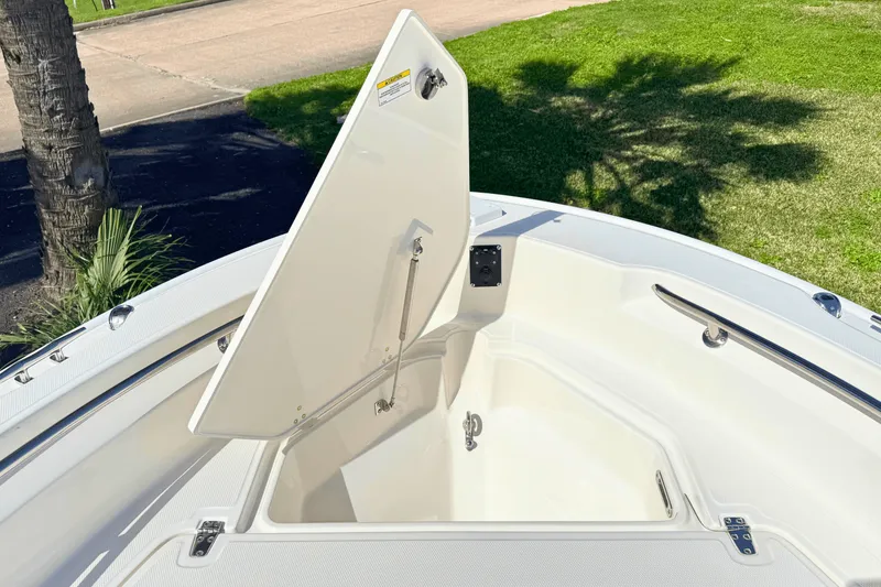 Slide: The Image of Boston Whaler 220 Dauntless 2025 - 8