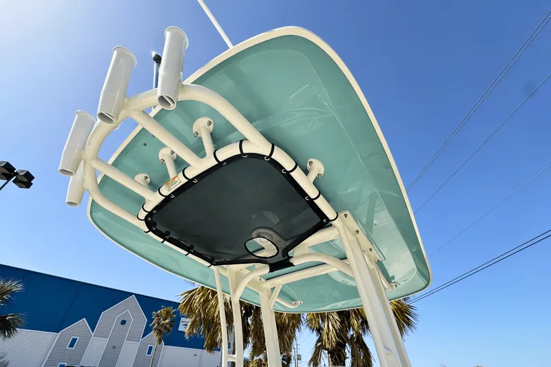 Slide: The Image of Boston Whaler 220 Dauntless 2025 - 9