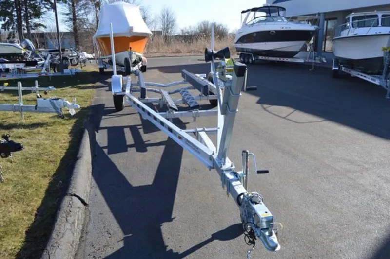 Slide: The Image of Venture Trailers Aluminum Single Axle Commander Series COM-3400 2026 - 16