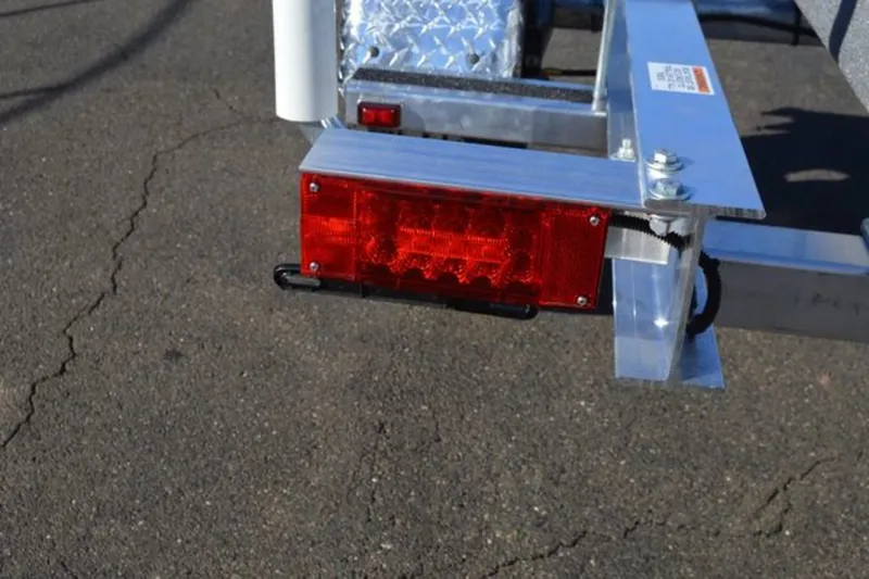 Slide: The Image of Venture Trailers Aluminum Single Axle Commander Series COM-3400 2026 - 6