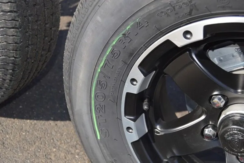 Slide: The Image of Venture Trailers Aluminum Tandem Axle Commander Series COM-6000 2026 - 21