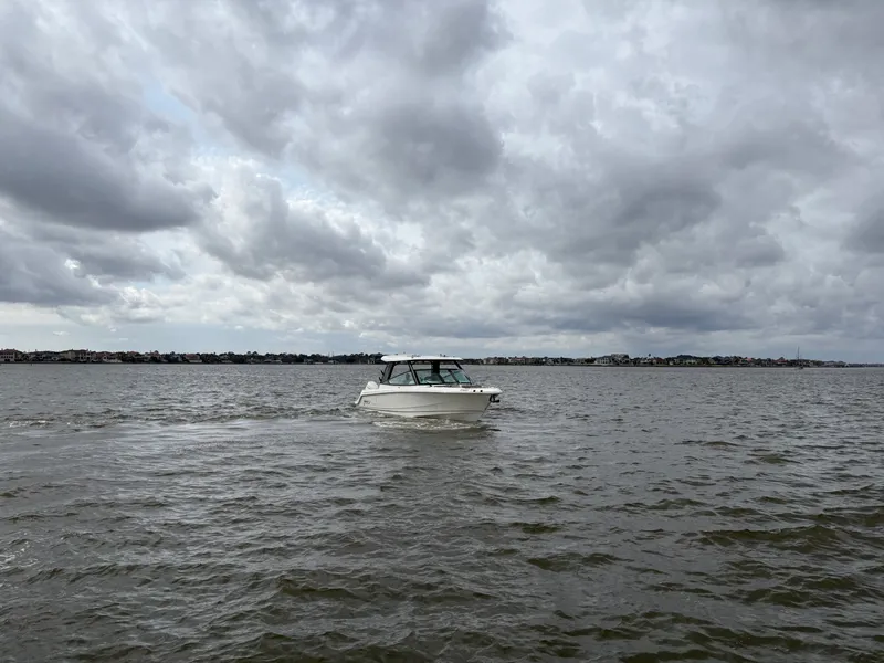 Slide: The Image of Boston Whaler 330 Vantage 2025 - 1