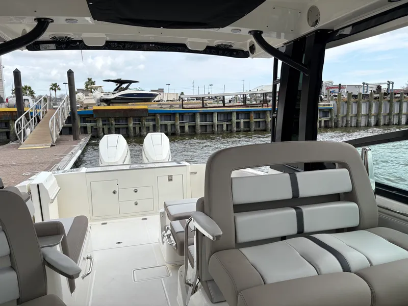 Slide: The Image of Boston Whaler 330 Vantage 2025 - 10