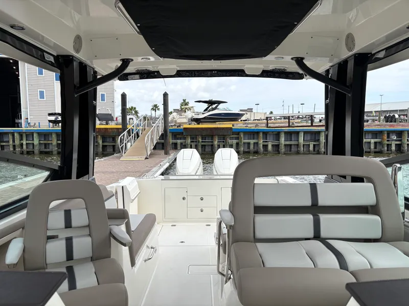 Slide: The Image of Boston Whaler 330 Vantage 2025 - 11
