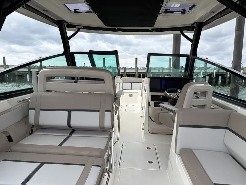 Slide: The Image of Boston Whaler 330 Vantage 2025 - 12
