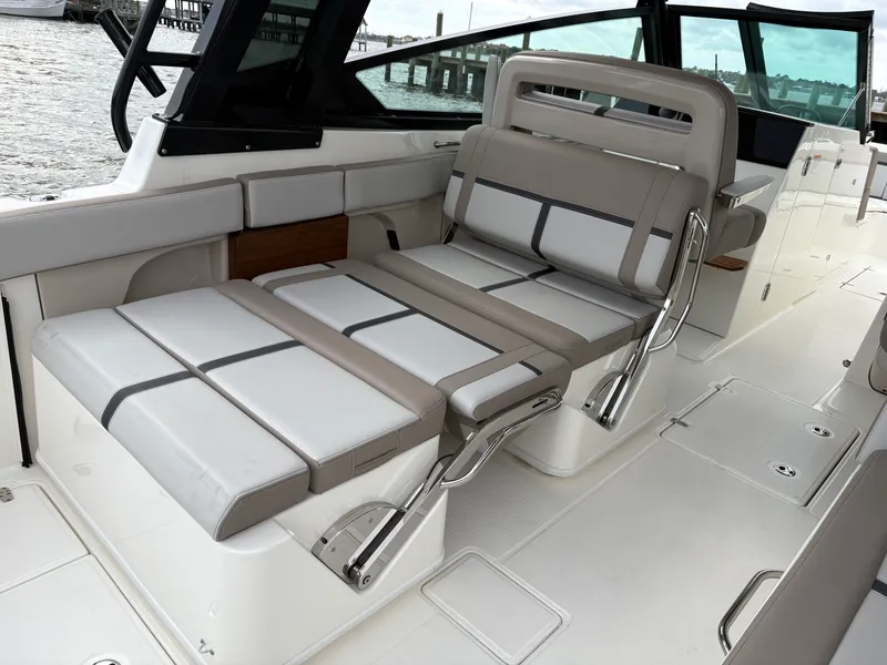 Slide: The Image of Boston Whaler 330 Vantage 2025 - 13