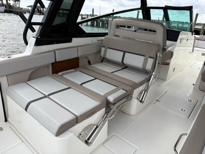 Slide: The Image of Boston Whaler 330 Vantage 2025 - 14