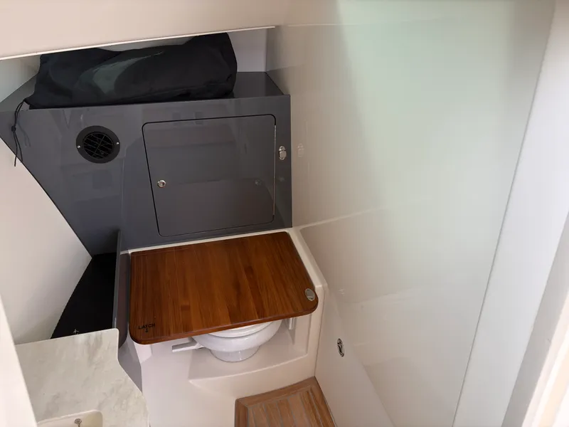 Slide: The Image of Boston Whaler 330 Vantage 2025 - 15