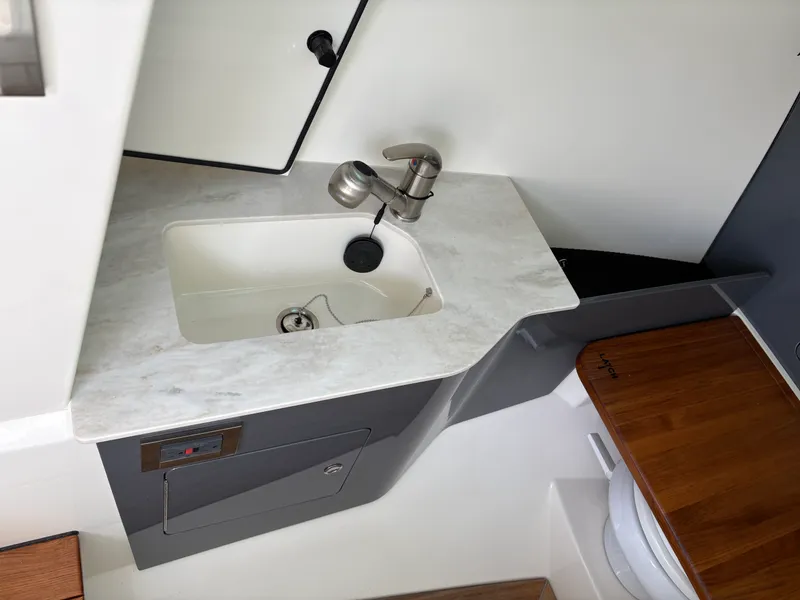 Slide: The Image of Boston Whaler 330 Vantage 2025 - 16