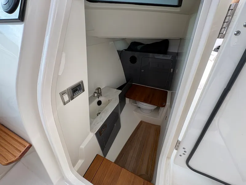 Slide: The Image of Boston Whaler 330 Vantage 2025 - 17