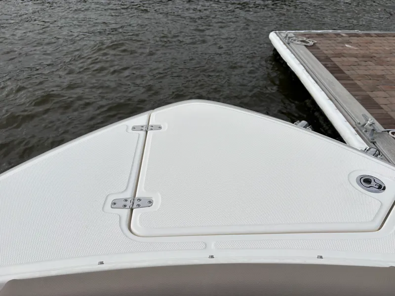 Slide: The Image of Boston Whaler 330 Vantage 2025 - 18