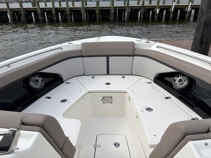 Slide: The Image of Boston Whaler 330 Vantage 2025 - 19