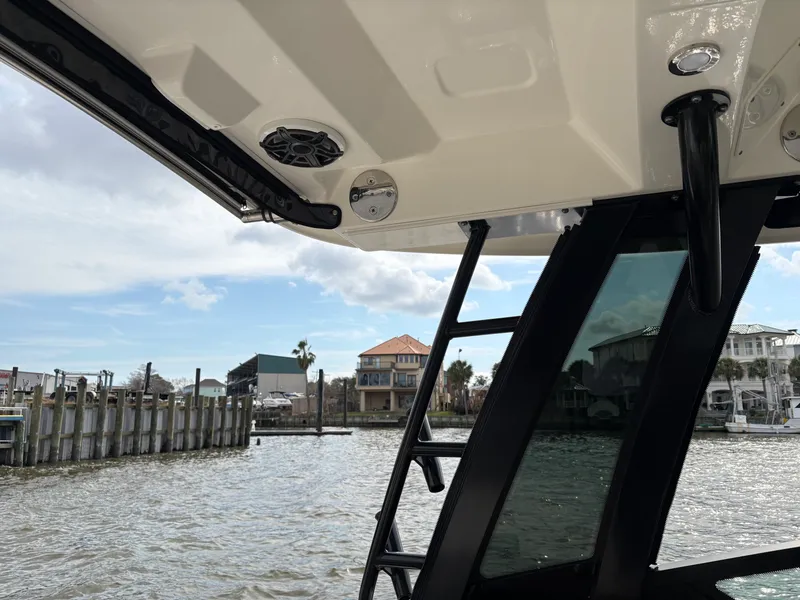 Slide: The Image of Boston Whaler 330 Vantage 2025 - 20