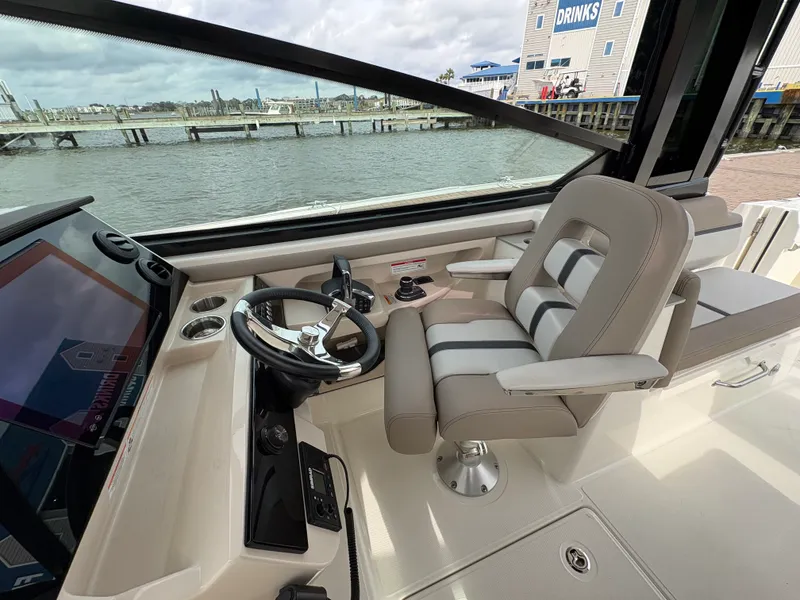 Slide: The Image of Boston Whaler 330 Vantage 2025 - 21