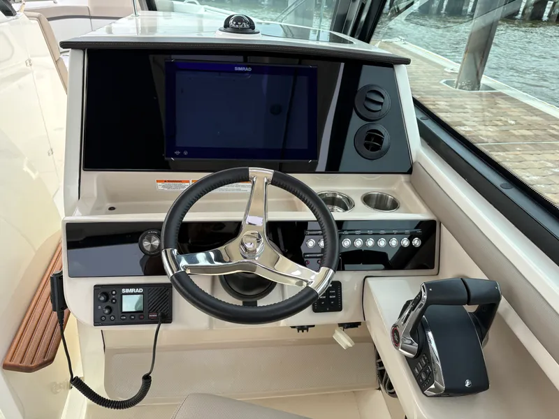 Slide: The Image of Boston Whaler 330 Vantage 2025 - 22