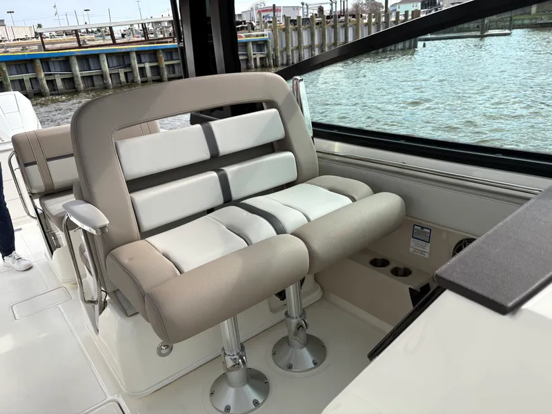 Slide: The Image of Boston Whaler 330 Vantage 2025 - 24