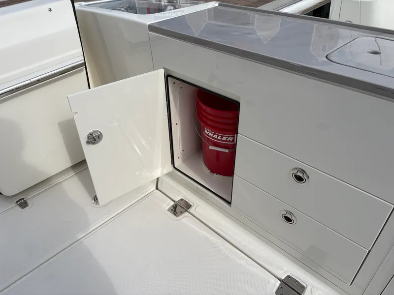 Slide: The Image of Boston Whaler 330 Vantage 2025 - 25