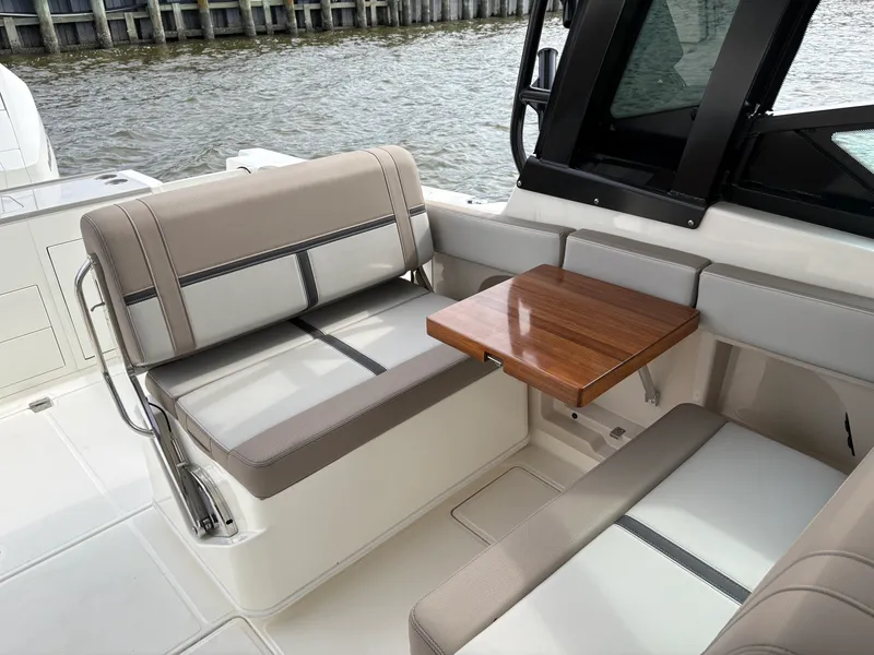 Slide: The Image of Boston Whaler 330 Vantage 2025 - 27