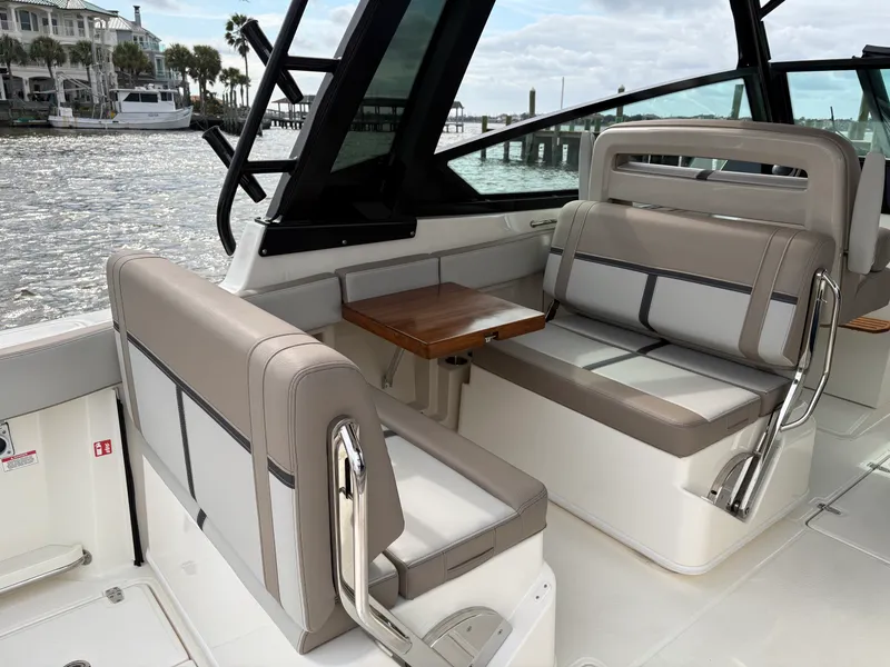 Slide: The Image of Boston Whaler 330 Vantage 2025 - 28