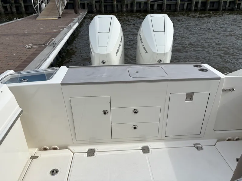 Slide: The Image of Boston Whaler 330 Vantage 2025 - 29