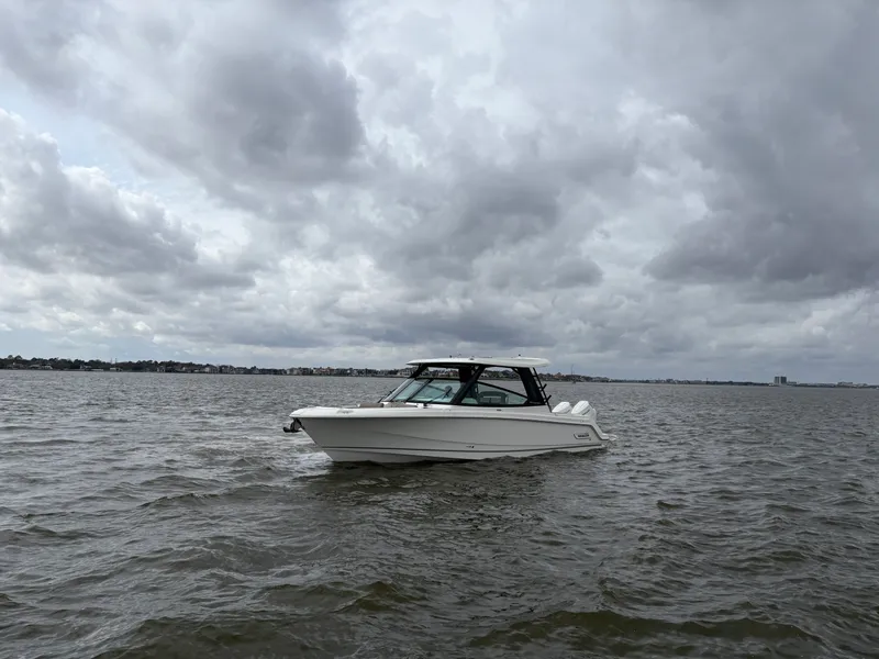 Slide: The Image of Boston Whaler 330 Vantage 2025 - 3