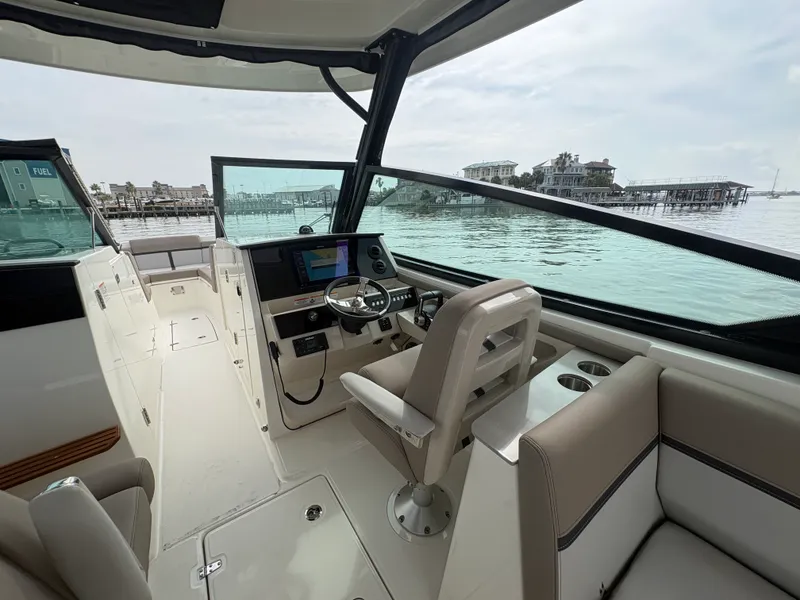 Slide: The Image of Boston Whaler 330 Vantage 2025 - 30