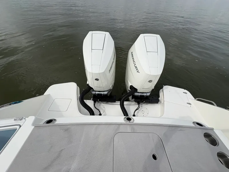 Slide: The Image of Boston Whaler 330 Vantage 2025 - 32