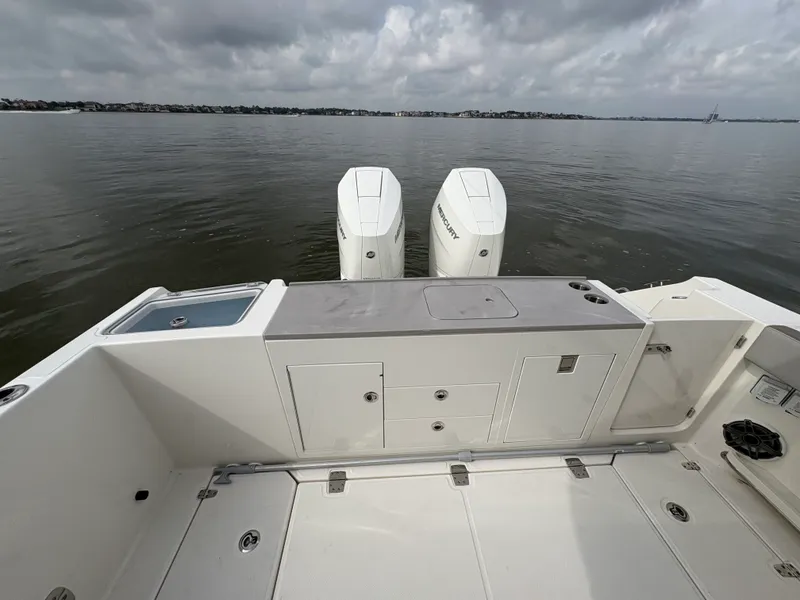 Slide: The Image of Boston Whaler 330 Vantage 2025 - 33