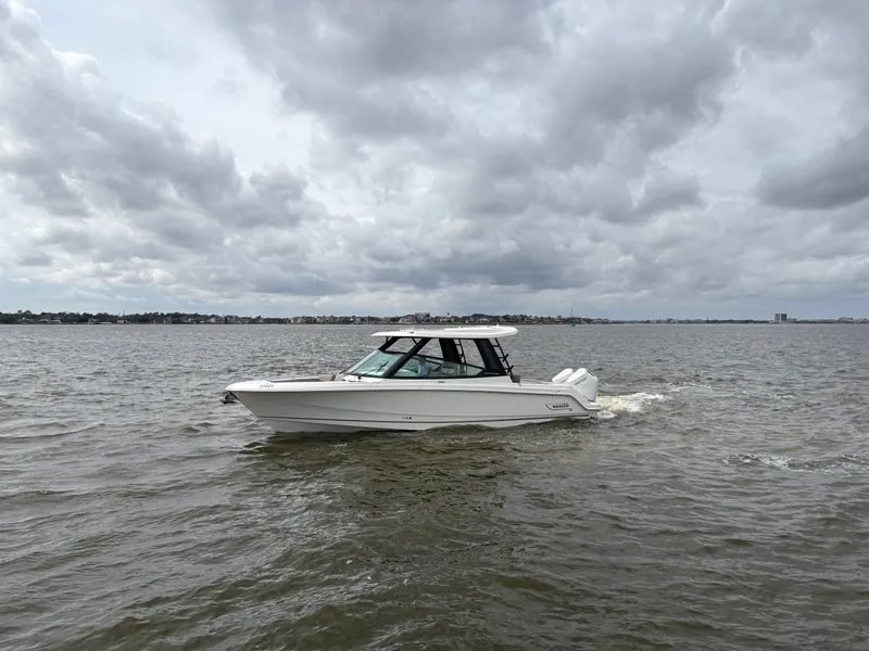 Slide: The Image of Boston Whaler 330 Vantage 2025 - 4