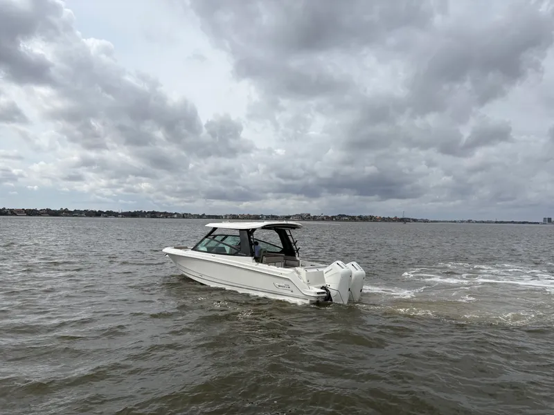 Slide: The Image of Boston Whaler 330 Vantage 2025 - 5