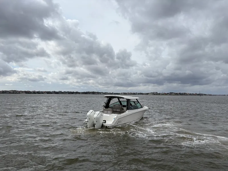 Slide: The Image of Boston Whaler 330 Vantage 2025 - 7