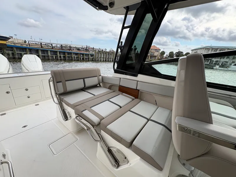 Slide: The Image of Boston Whaler 330 Vantage 2025 - 8