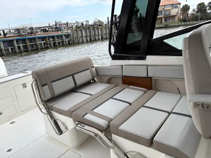 Slide: The Image of Boston Whaler 330 Vantage 2025 - 9