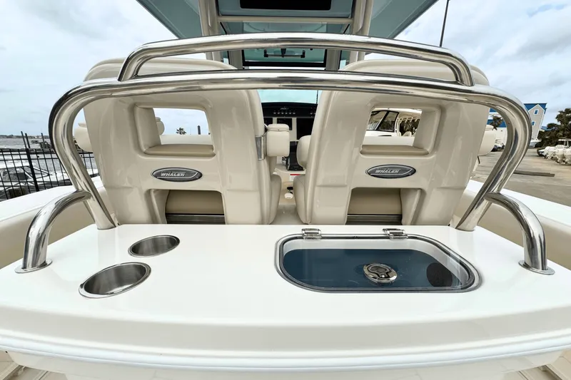 Slide: The Image of Boston Whaler 250 Outrage 2025 - 10