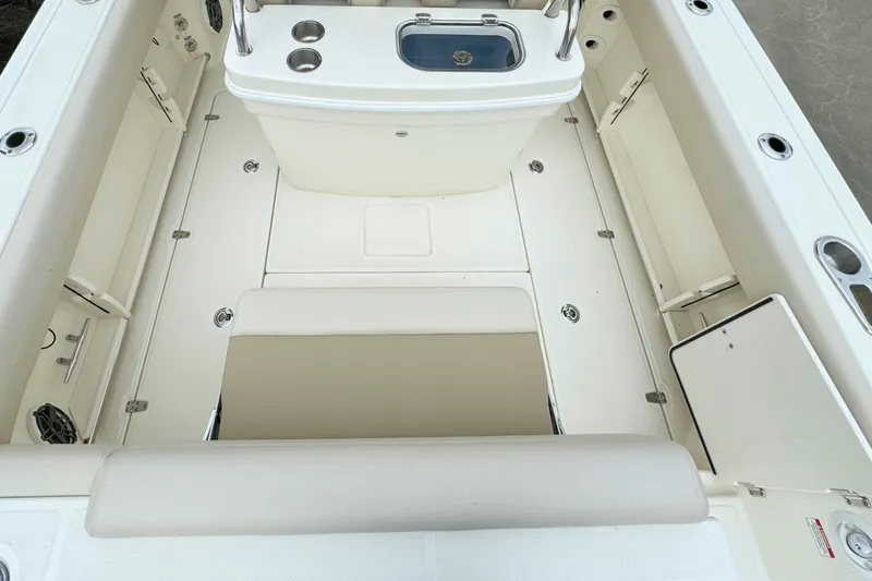 Slide: The Image of Boston Whaler 250 Outrage 2025 - 11