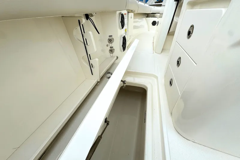 Slide: The Image of Boston Whaler 250 Outrage 2025 - 14