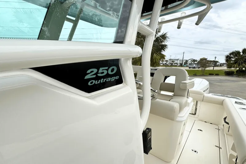 Slide: The Image of Boston Whaler 250 Outrage 2025 - 17