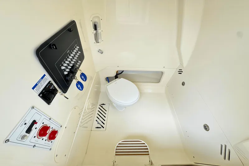 Slide: The Image of Boston Whaler 250 Outrage 2025 - 18