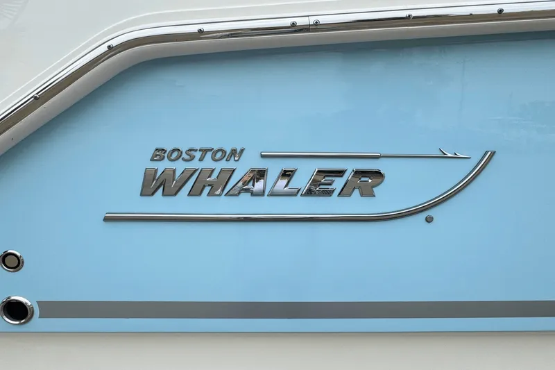 Slide: The Image of Boston Whaler 250 Outrage 2025 - 19