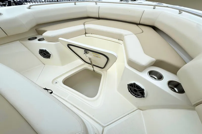 Slide: The Image of Boston Whaler 250 Outrage 2025 - 2