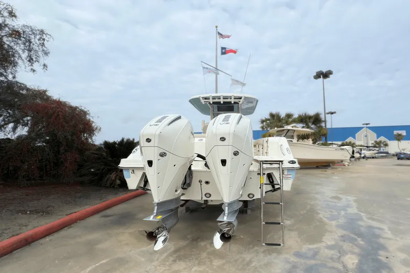 Slide: The Image of Boston Whaler 250 Outrage 2025 - 20