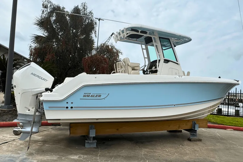 Slide: The Image of Boston Whaler 250 Outrage 2025 - 21