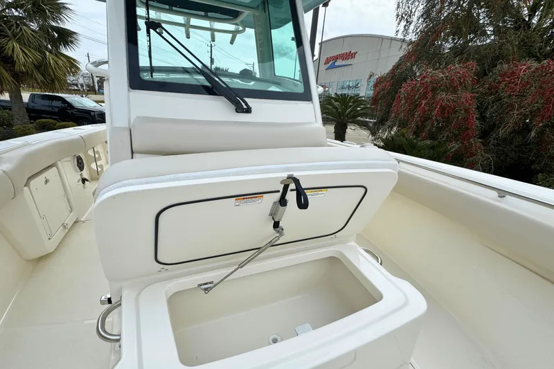 Slide: The Image of Boston Whaler 250 Outrage 2025 - 4