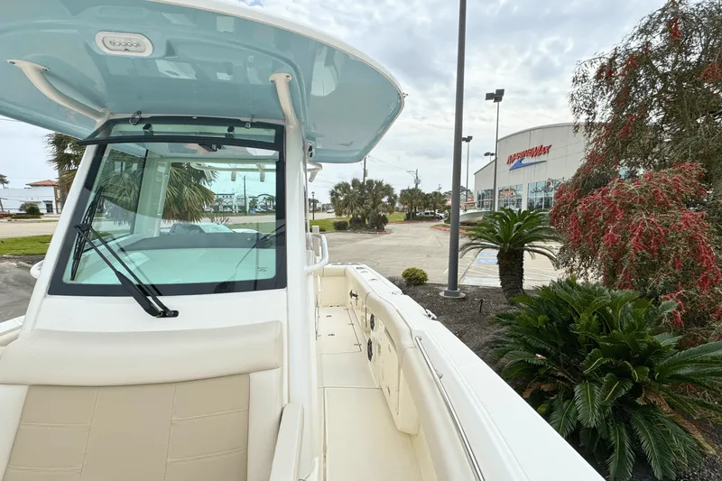 Slide: The Image of Boston Whaler 250 Outrage 2025 - 5