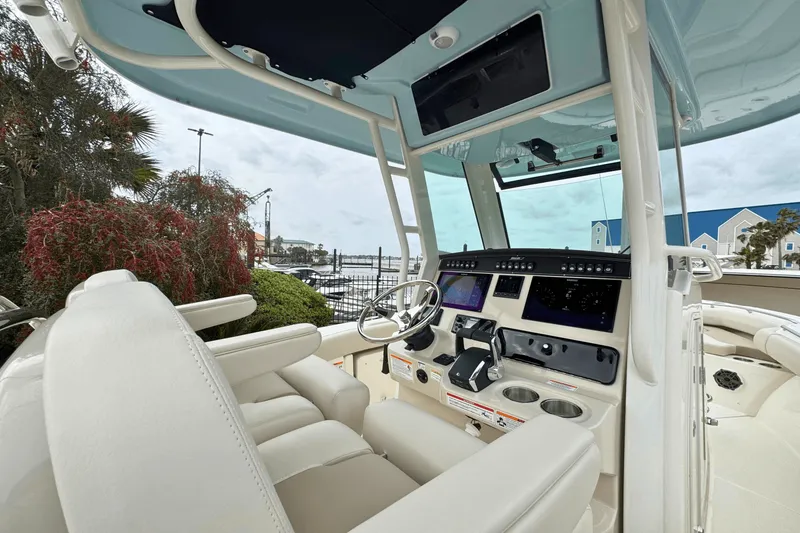 Slide: The Image of Boston Whaler 250 Outrage 2025 - 6