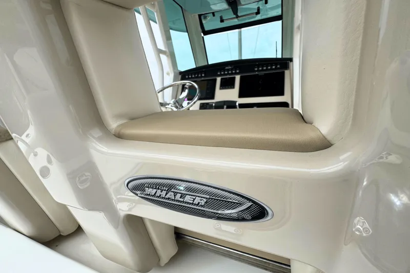 Slide: The Image of Boston Whaler 250 Outrage 2025 - 7
