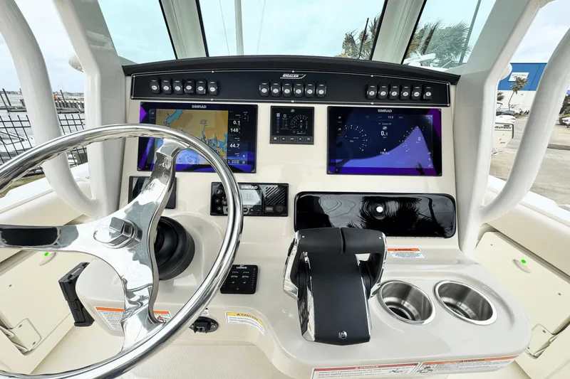 Slide: The Image of Boston Whaler 250 Outrage 2025 - 8